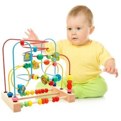I giocattoli educativi in anticipo di legno circondano il primo sottobicchiere Maze For Kids della perla
