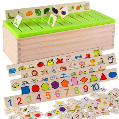 Il bambino di legno di Montessori gioca la classificazione matematica di conoscenza