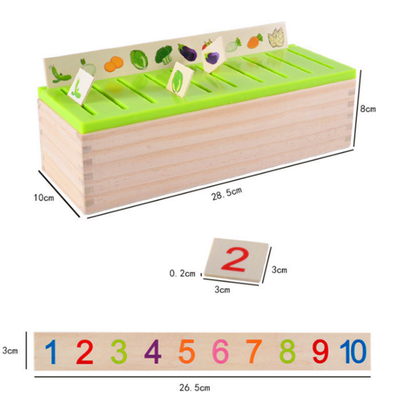 Il bambino di legno di Montessori gioca la classificazione matematica di conoscenza