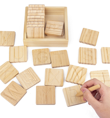 Parola di legno di Montessori che compita il bordo Pen Control Training di pratica della scanalatura