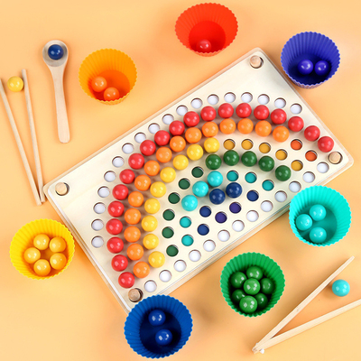 L'arcobaleno nordico di legno borda l'addestramento iniziale dei bastoncini di istruzione di puzzle del gioco