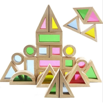 L'impilamento di legno dell'arcobaleno blocca l'apprendimento variopinto creativo ed educativo