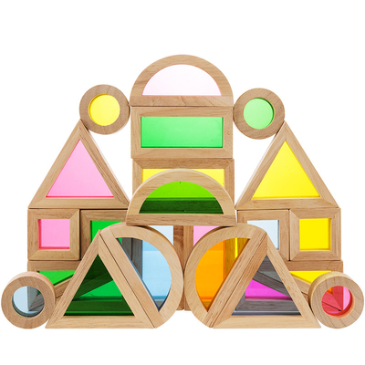 L'impilamento di legno dell'arcobaleno blocca l'apprendimento variopinto creativo ed educativo