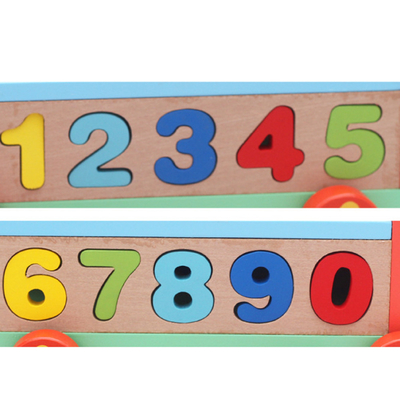 I blocchi di colpo di legno tirano lungo l'accoppiamento di colore di numero dell'automobile interattivo