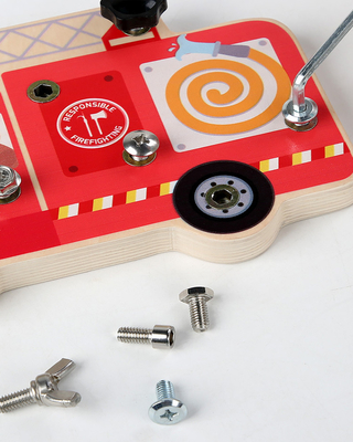 La vite Bolt occupata del bordo ha messo i giocattoli per i giocattoli di legno Montessori del banco da lavoro dei bambini