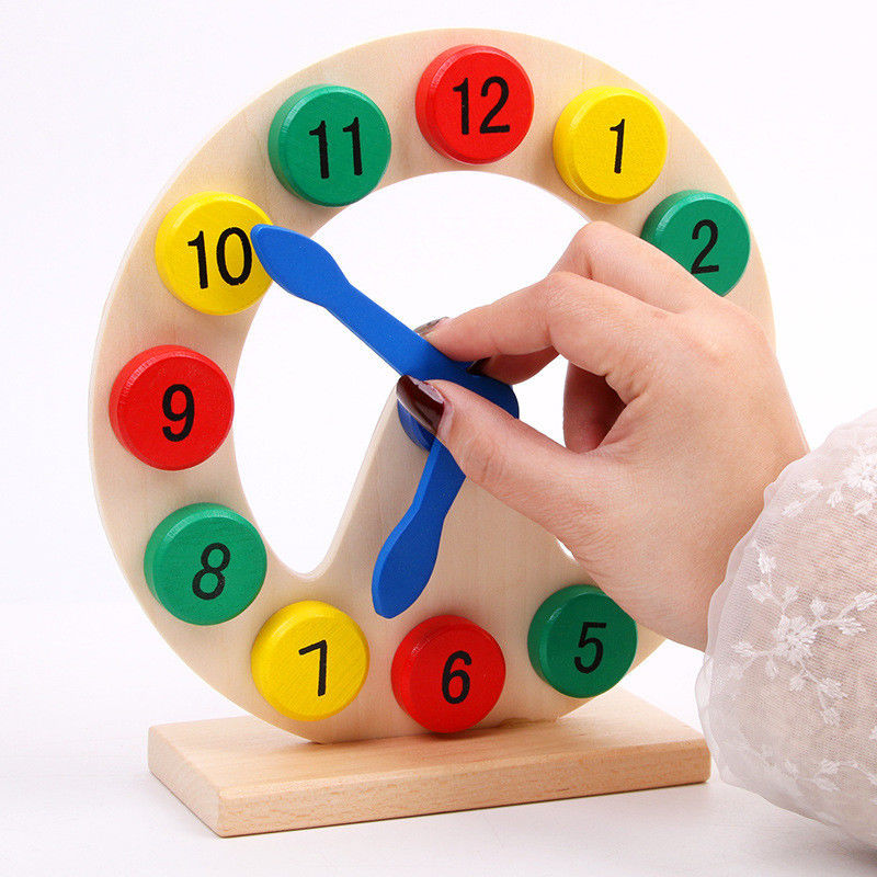 Il bambino di legno di Montessori di numero variopinto gioca il chiarimento educativo